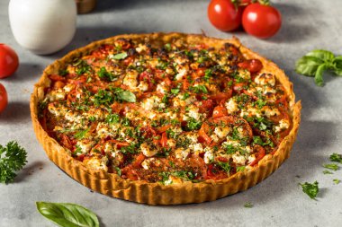 Sağlıklı ev yapımı domates soslu tart ve şifalı otlar.