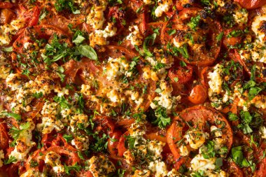 Sağlıklı ev yapımı domates soslu tart ve şifalı otlar.
