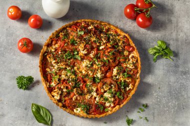 Sağlıklı ev yapımı domates soslu tart ve şifalı otlar.