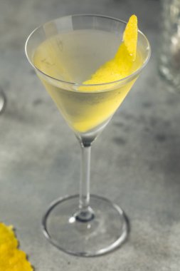 Vermut ve Bitters 'lı soğuk limonlu cin martini.