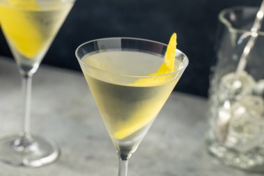 Vermut ve Bitters 'lı soğuk limonlu cin martini.