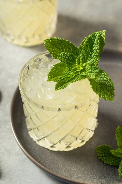 Kalter Boozy Erfrischender Whiskey Smash Cocktail Mit Minze — Stockfoto