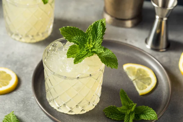 Cold Boozy Refreshing Whiskey Smash Cocktail Mint — Stock Photo, Image