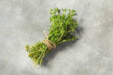 Pişirmek için bir demet çiğ yeşil organik kekik bitkisi