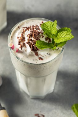 Ev yapımı yeşil çikolatalı naneli milkshake.
