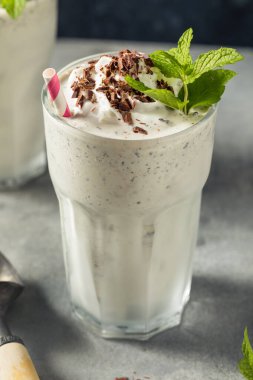Ev yapımı yeşil çikolatalı naneli milkshake.