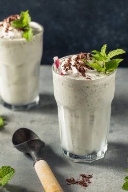 Ev yapımı yeşil çikolatalı naneli milkshake.