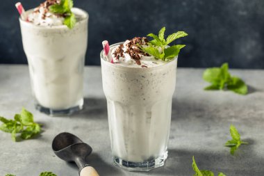 Ev yapımı yeşil çikolatalı naneli milkshake.