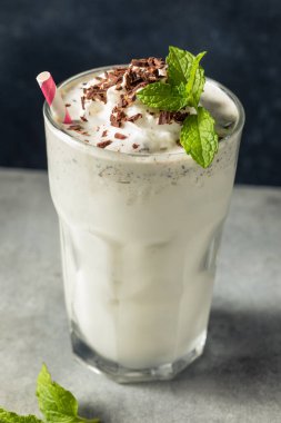 Ev yapımı yeşil çikolatalı naneli milkshake.