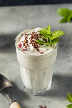 Ev yapımı yeşil çikolatalı naneli milkshake.