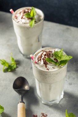 Ev yapımı yeşil çikolatalı naneli milkshake.