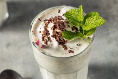 Ev yapımı yeşil çikolatalı naneli milkshake.