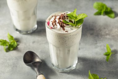 Ev yapımı yeşil çikolatalı naneli milkshake.
