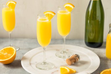 Şampanyalı soğuk portakal suyu Mimosa.