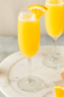 Şampanyalı soğuk portakal suyu Mimosa.