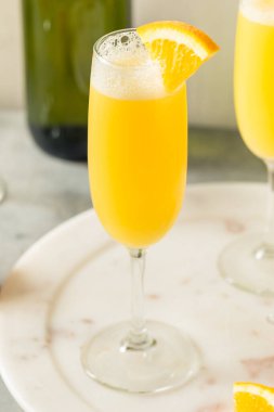 Şampanyalı soğuk portakal suyu Mimosa.