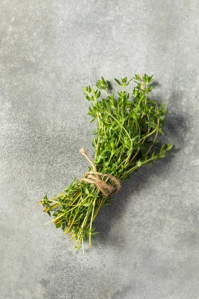 Ακατέργαστο Πράσινο Οργανικό Θυμάρι Βότανο Μια Δέσμη Για Μαγείρεμα — Φωτογραφία Αρχείου