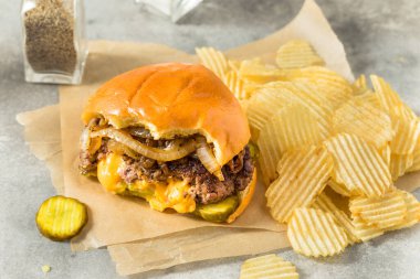 Çedar ve patates kızartmalı ev yapımı Lucy Cheeseburger.