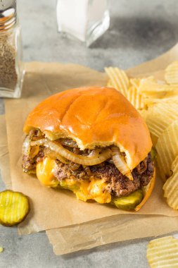 Çedar ve patates kızartmalı ev yapımı Lucy Cheeseburger.