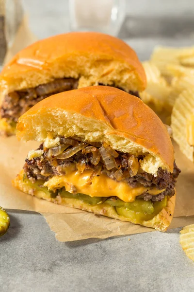 Homemade Juicy Lucy Cheeseburger Cheddar Chips — Stockfoto