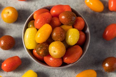 Bir kase içinde organik kiraz domates