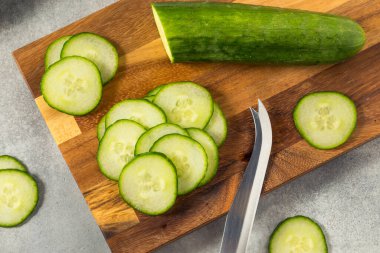 Çiğ Yeşil Organik Salatalık Yemeye Hazır