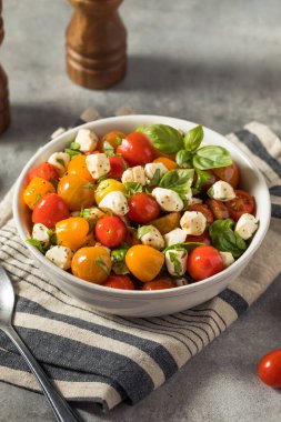 Mozzarella ve Basil ile Ev Yapımı Caprese Salatası