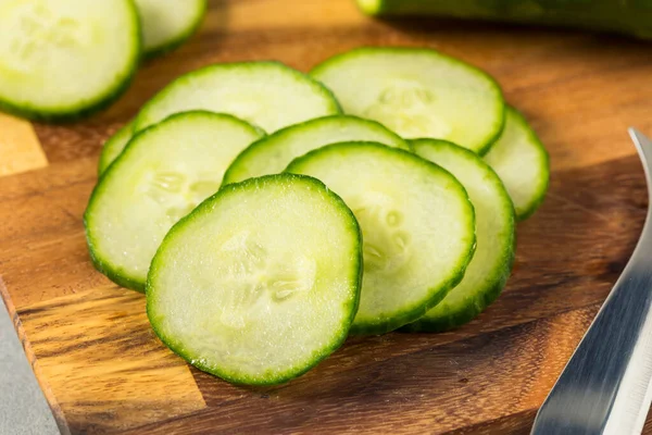 Cetrioli Biologici Verdi Crudi Pronti Mangiare — Foto Stock