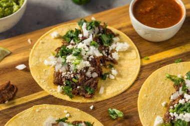 Ev yapımı Meksika usulü doğranmış soğan ve peynirli taco.