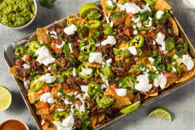 Ev yapımı Meksika usulü kıymalı Nachos ve Gaucamole ve Ekşi Krema