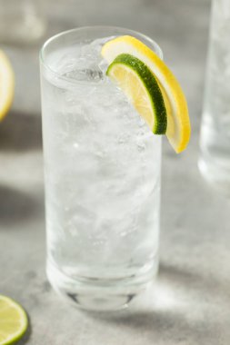 Buzlu limonlu soğuk limonata.