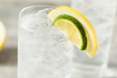 Buzlu limonlu soğuk limonata.