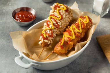 Ev yapımı kızarmış Kore sosisi, yanında patates ve pilav.