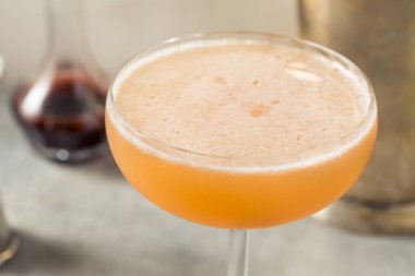 Alkolü Tazeleyen Allspice Bourbon Aslanlar Coupe 'de Kokteyl