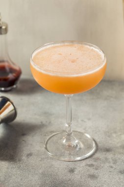 Alkolü Tazeleyen Allspice Bourbon Aslanlar Coupe 'de Kokteyl