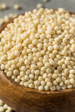 Kase içinde çiğ organik kuskus