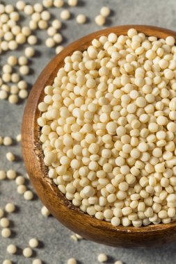 Kase içinde çiğ organik kuskus