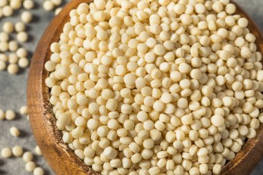 Kase içinde çiğ organik kuskus