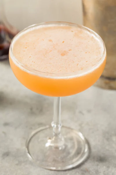 Boozy Refreshing Allspice Bourbon Lions Tail Cocktail Coupe — Foto Stock