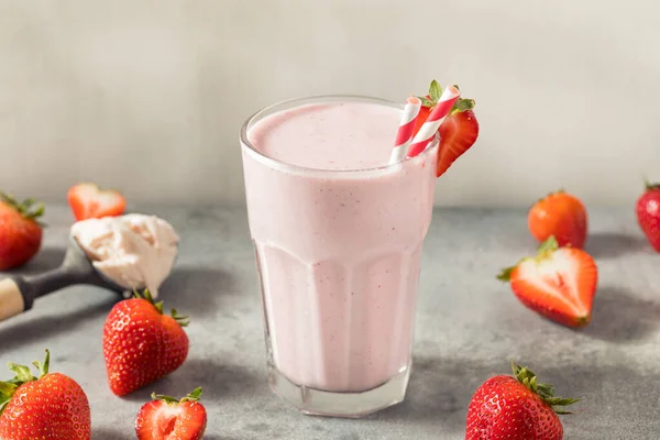Cold Frozen Strawberry Milk Shake Straw — Fotografia de Stock