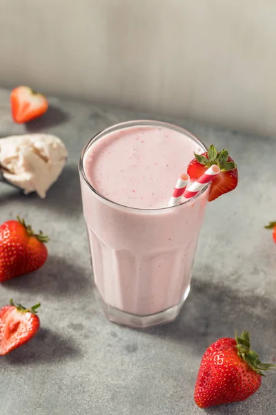 Cold Frozen Strawberry Milk Shake Straw — Foto Stock