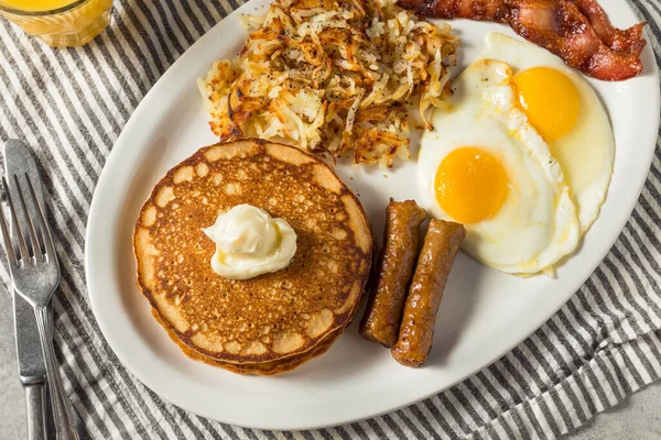 Full Homemade American Pancake Breakfast Brunch Eggs Bacon Hashbrowns — 图库照片