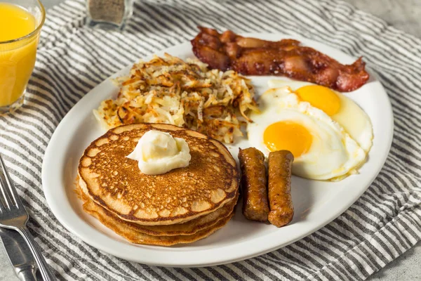 Full Homemade American Pancake Breakfast Brunch Eggs Bacon Hashbrowns — Stock Photo, Image