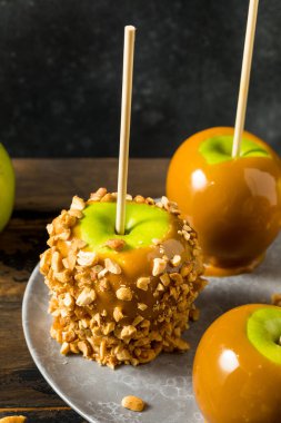 Homemade Halloween Candy Taffy Apples with Caramel and Peanuts