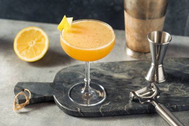 İçkileri tazeleyen Elma Şekeri Tavşan Kokteyli Limon ve Portakal ile