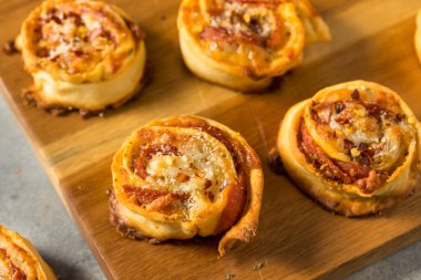 Peynirli ve Marinara soslu ev yapımı PIzza Roll aperatifleri