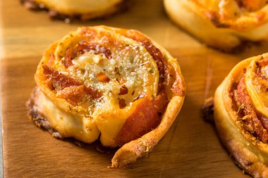 Peynirli ve Marinara soslu ev yapımı PIzza Roll aperatifleri