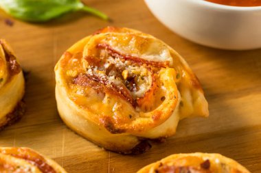 Peynirli ve Marinara soslu ev yapımı PIzza Roll aperatifleri