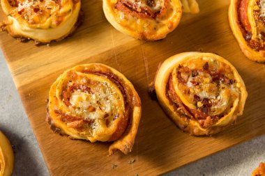 Peynirli ve Marinara soslu ev yapımı PIzza Roll aperatifleri