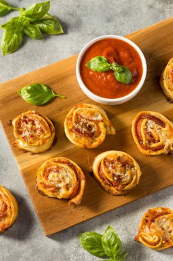 Peynirli ve Marinara soslu ev yapımı PIzza Roll aperatifleri